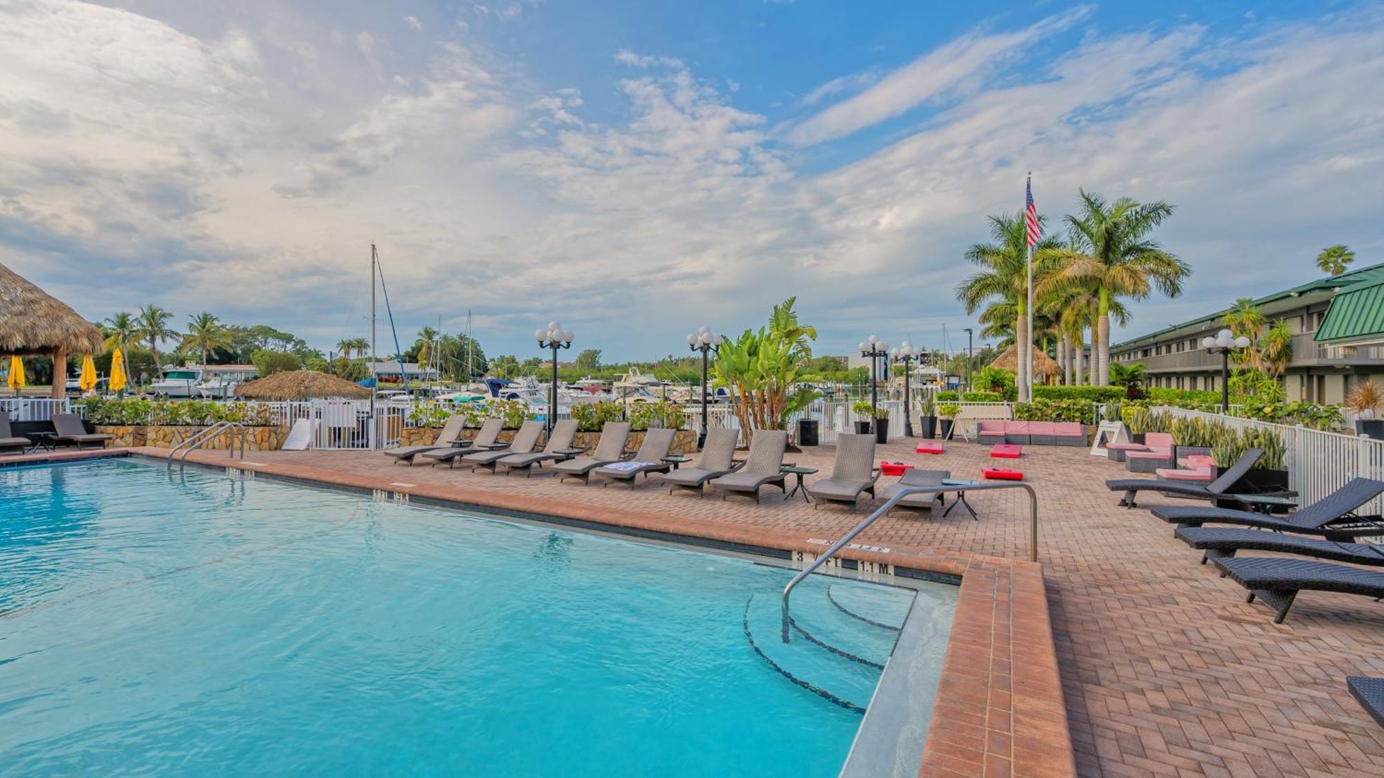 All-New Waterfront With Balcony,Pool,Tiki Bar,Gym Sarasota Exterior photo