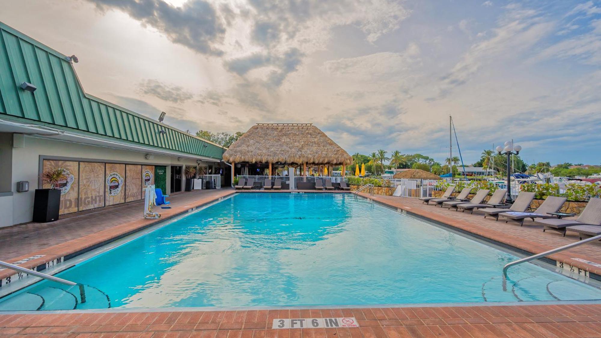All-New Waterfront With Balcony,Pool,Tiki Bar,Gym Sarasota Exterior photo