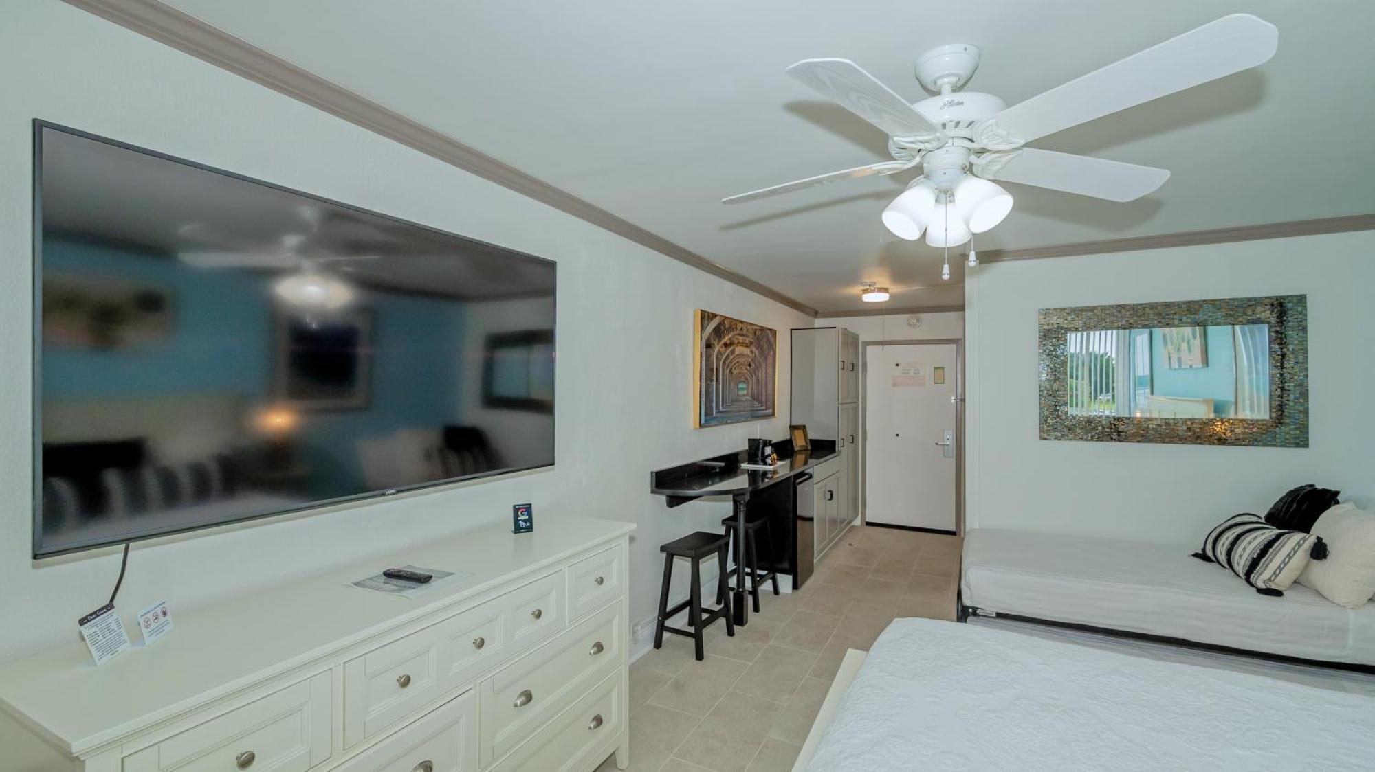 All-New Waterfront With Balcony,Pool,Tiki Bar,Gym Sarasota Exterior photo